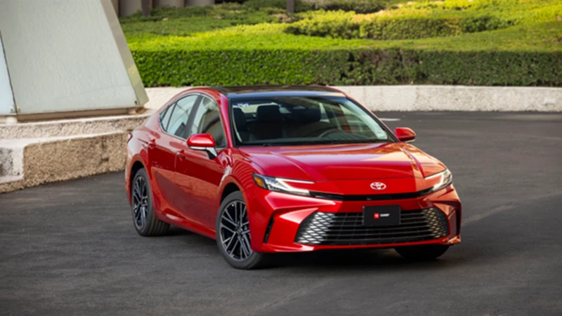 Toyota Camry 2025 llega a México, todas sus versiones tienen motorización híbrida eléctrica