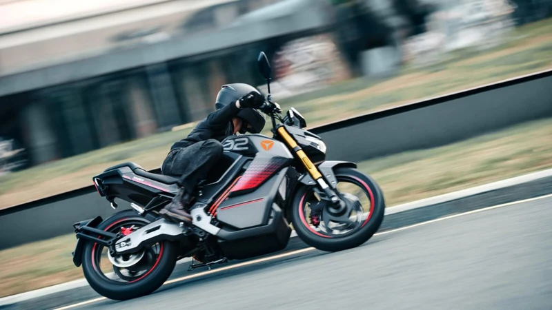 EICMA 2022: Yadea se luce con una moto eléctrica compacta