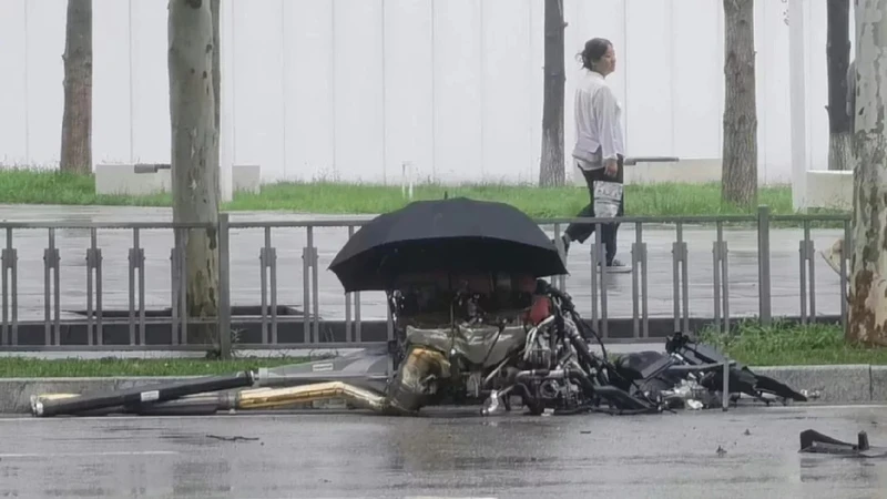 Le saca el V12 a su Ferrari Purosangue ¡en un choque! y lo cubre con un paraguas