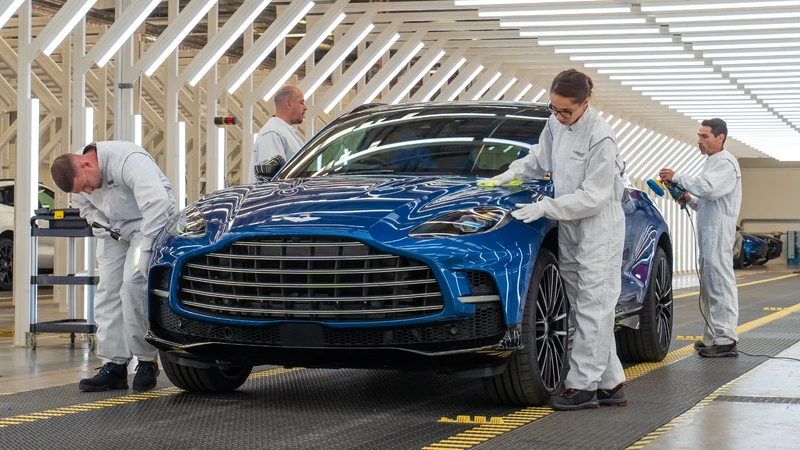 Aston Martin inicia la producción del DBX707, el SUV de casi 700 hp