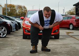Fortachón rompe récord Guinness al arrastrar 14 Ford Fiesta
