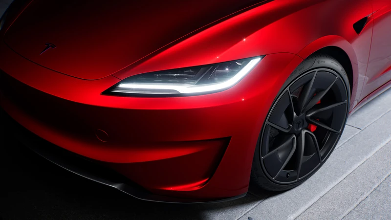 NHTSA obliga a Tesla reparar casi 20 mil autos por problema en faros delanteros