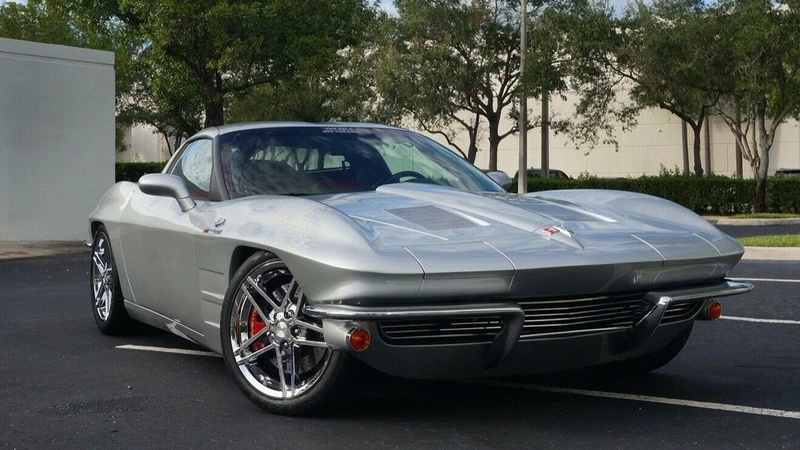 Este restomod -invertido- del Corvette del 2009 lleva un disfraz de 1963