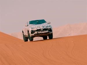 Video: Lamborghini Urus se anticipa jugando en el desierto