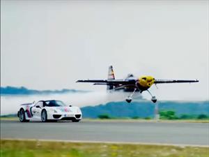 Porsche 918 Spyder vs avión ¿quién será más rápido?