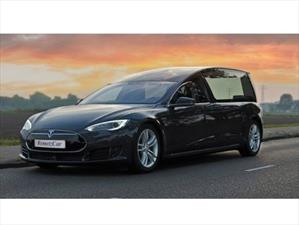 Tesla Model S convertido en carroza fúnebre, ideal para Halloween