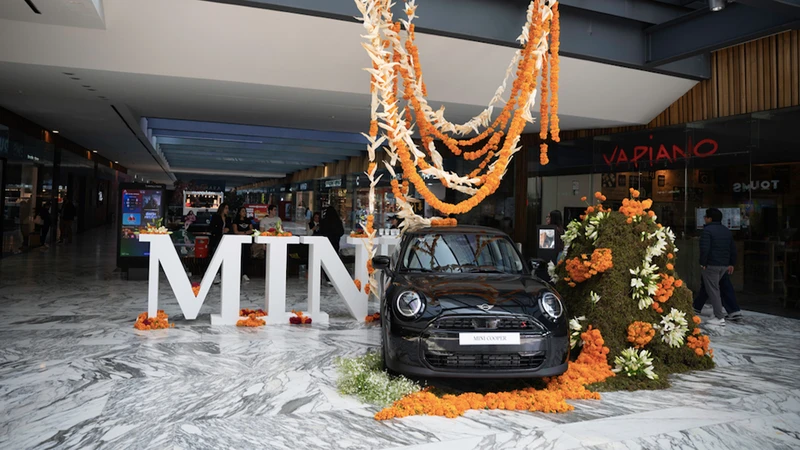 MINI transforma sus Cooper en ofrendas florales para celebrar el Día de Muertos en México
