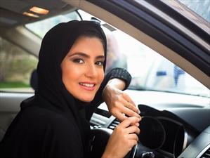 Oficialmente, las mujeres ya pueden manejar en Arabia Saudita 