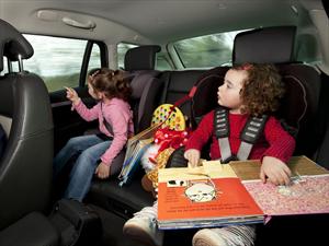 Evita que tus hijos se mareen al viajar en carro