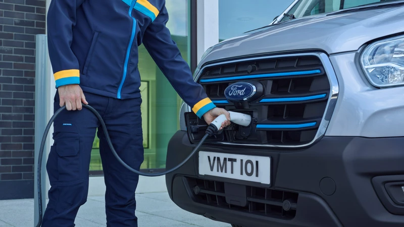 Ford lanza su primer vehículo eléctrico en Chile: la E-Transit