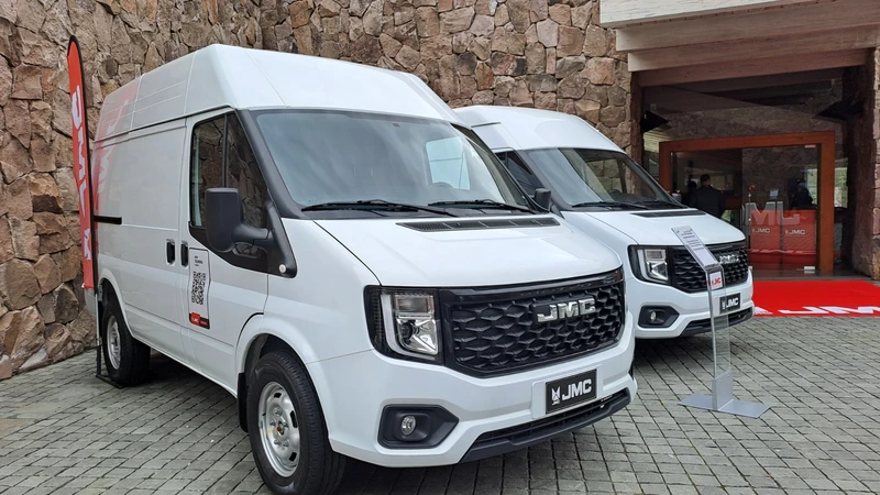 JMC Touring Facelift en Chile: actualización contundente para las versiones Cargo y Minibús