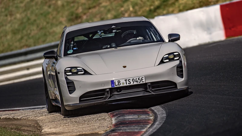 Video: Porsche Taycan Turbo S es el auto de producción eléctrico más veloz del Infierno Verde