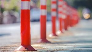 ¿Cuál es el objetivo de los postes plásticos que se ubican en las vías?