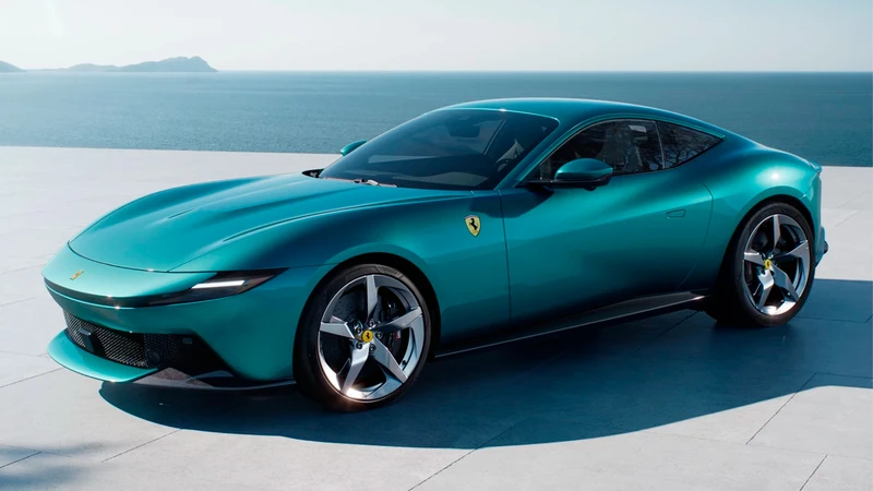 Ferrari Amalfi: de Roma a la Costa Amalfitana
