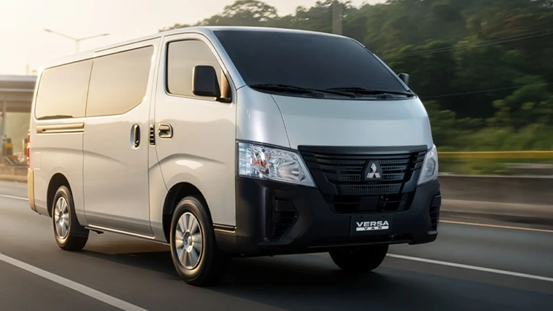 Mitsubishi Versa Van 2026, la melliza de Nissan Urvan se llama como el auto más vendido en México