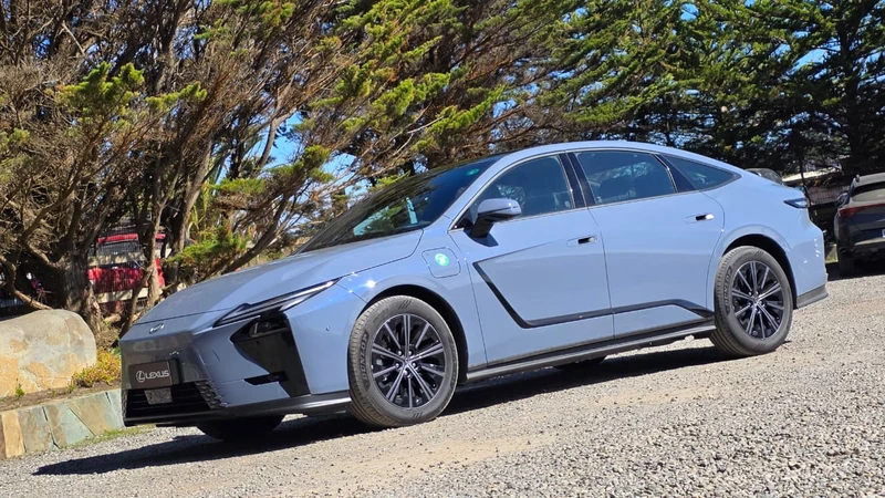Lexus ES 2026: el sedán ejecutivo se vuelve eléctrico