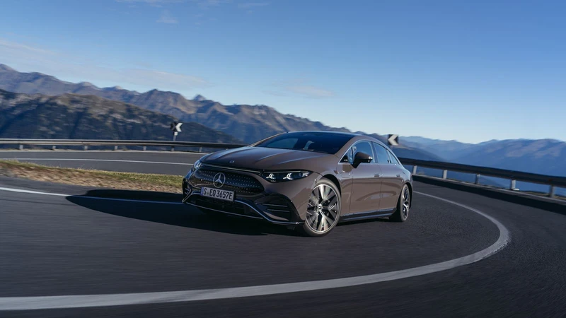 Mercedes-Benz es la primera marca alemana en implementar la dirección electrónica