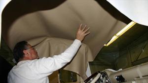 ¿Por qué se escuchan ruidos raros en el interior de mi auto?