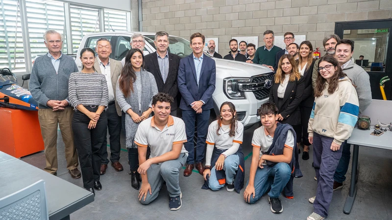 Ford Argentina dona una Ranger a la Escuela Técnica Roberto Rocca
