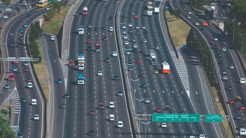 Hay que ceder el carril izquierdo aun circulando a velocidades máximas en Argentina