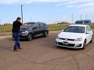 Video: ¿Quién ganará? Chevrolet Bolt vs. VW Golf GTI