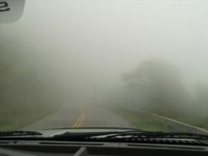 Conducir bajo la niebla: 5 errores comunes