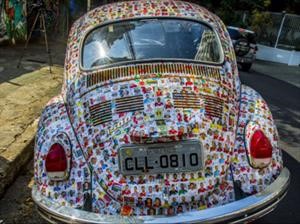 Este Volkswagen Beetle fue decorado con estampas del álbum de Panini de la Copa Mundial Rusia 2018 