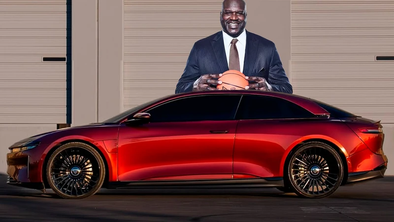 Shaquille O’Neal convierte su nuevo sedán eléctrico en un coupé