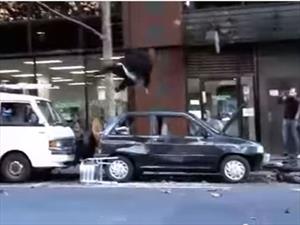 Video: Hombre furioso destruye su auto en la calle