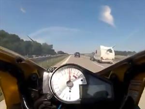 Video: Motocicleta corriendo a 240 Km/h evita impactarse con un auto