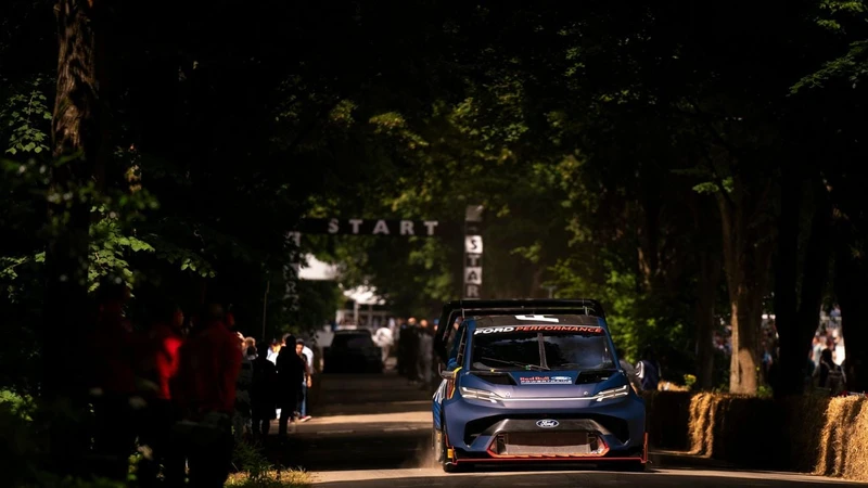 Goodwood 2024: Romain Dumas domina la trepada del FOS con la Ford Supervan 4.2 de 2.000 Hp