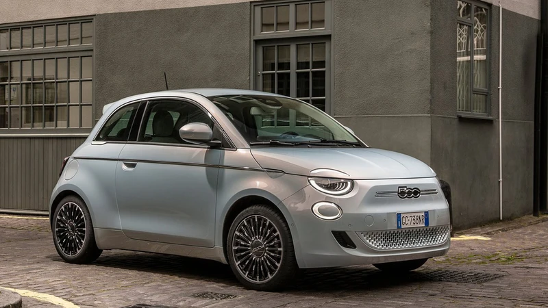 Fiat 500e se ve obligado a incorporar versiones a combustión por bajas ventas del modelo eléctrico