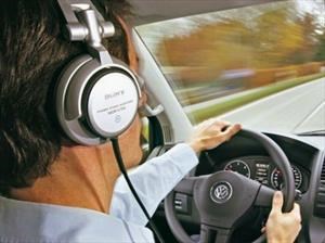 ¡Conducir con audífonos es un peligro!