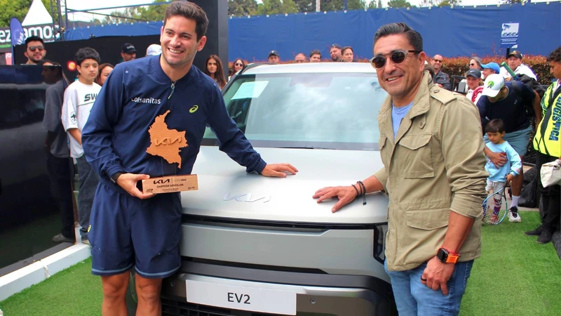 Nicolás Mejía recibió primer Kia EV2 entregado en Colombia tras ganar el Kia Open Bogotá Challenger