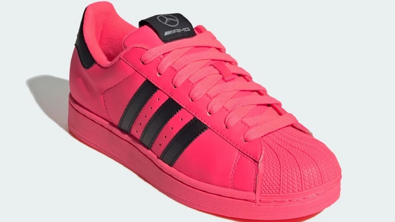 Mercedes-AMG y Adidas lanzan las zapatillas Superstar 'Turbo Pink' en su primera colaboración