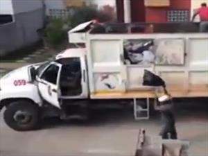 Video: Deja correr el camión solo para después recolectar la basura