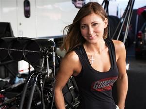 Leah Pritchett, la mujer más rápida del mundo, conduce un drasgter con ¡11,000 hp!