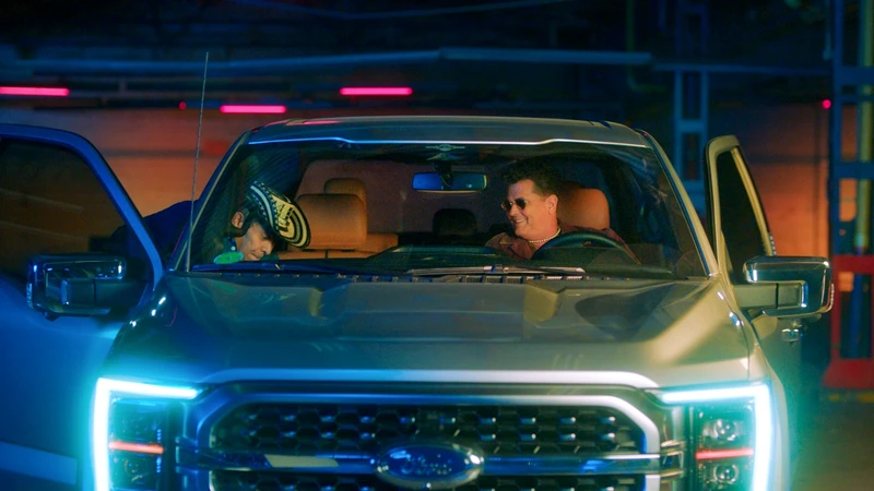 Video de ‘El carro Ford’, interpretado por Carlos Vives