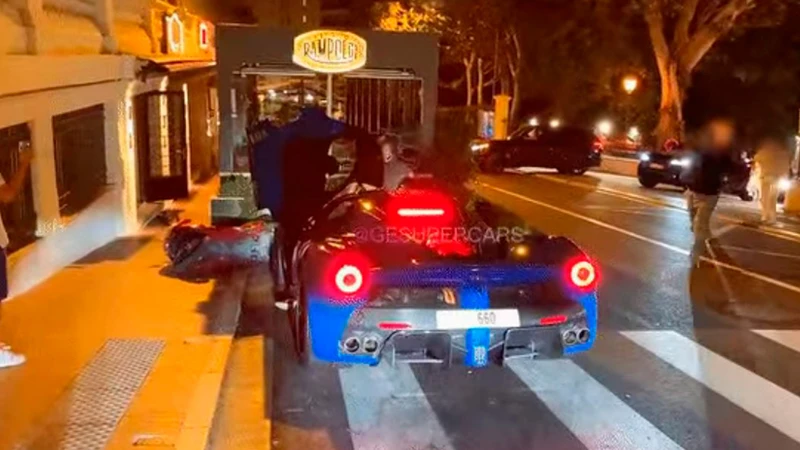 Valet Parking choca un Ferrari LaFerrari contra unas scooters