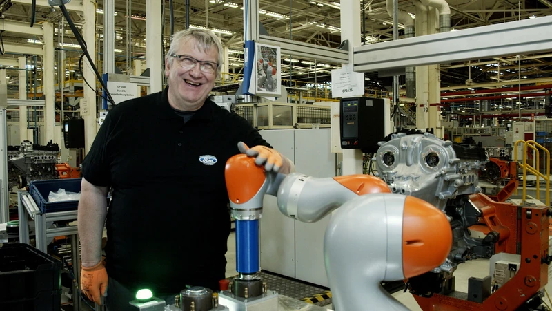 Robot asiste a trabajador con discapacidad en planta de Ford