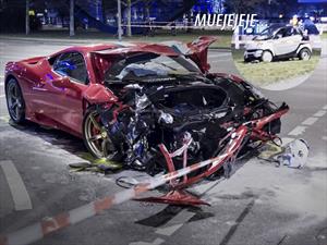 Un smart destroza a un Ferrari 458 Speciale al chocar