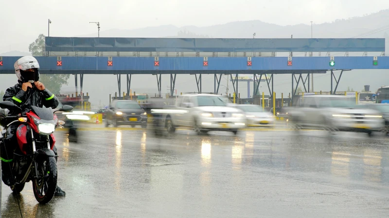 ¿Cómo afectan la lluvia, el calor y la altitud al carro? Consejos para conducir en Colombia