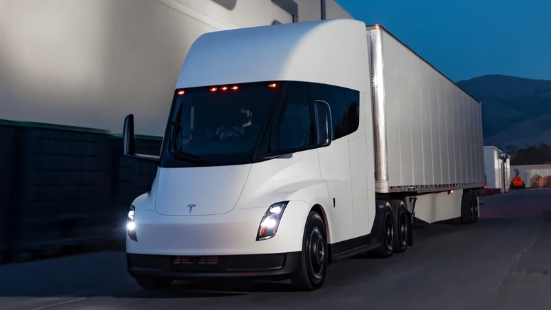 Tesla Semi, el poderoso camión eléctrico, promete 500 millas de autonomía