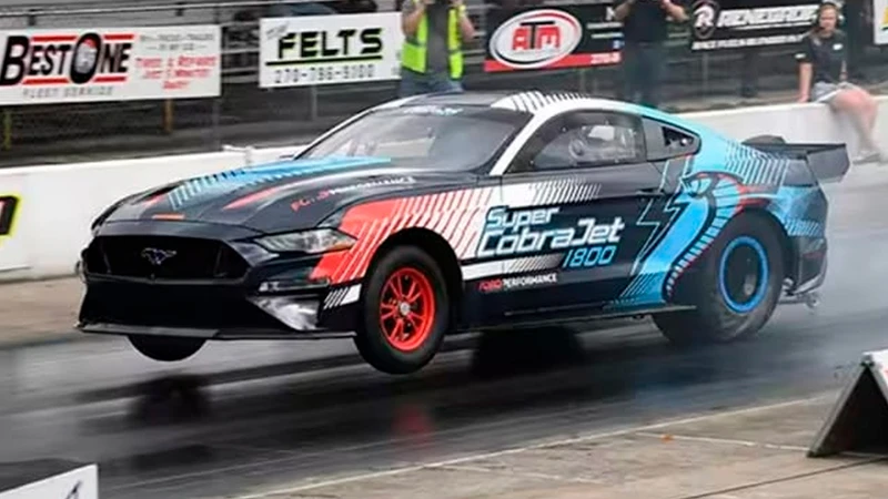 El Ford Mustang Super Cobra Jet 1800 rompe el récord mundial de Drag Racing