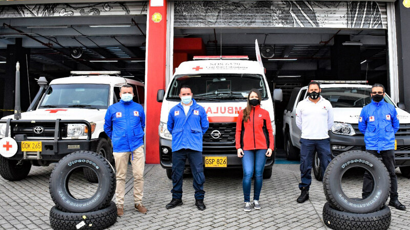 Bridgestone renueva llantas de 42 ambulancias de la Cruz Roja