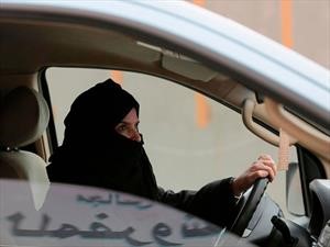 Jaguar F-Type se suma al festejo de que las mujeres ya pueden manejar en Arabia Saudita