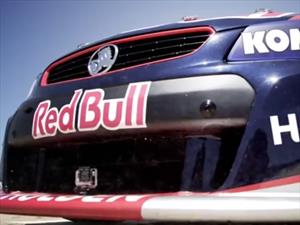 Video: Avión acrobático y súper auto V8 de Red Bull compiten en la playa