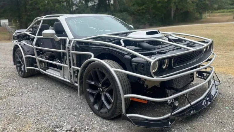 Dodge Challenger tubular, sin temor a rayarlo ni abollarlo