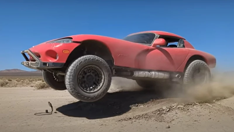 Dodge Viper se transforma en la máquina ideal para atravesar el desierto a toda velocidad