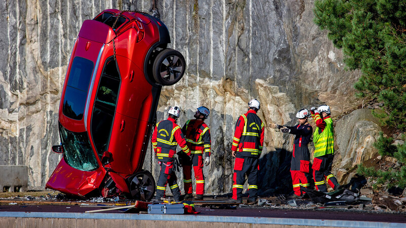 Volvo tira sus autos desde 30 metros de altura para comprobar su seguridad